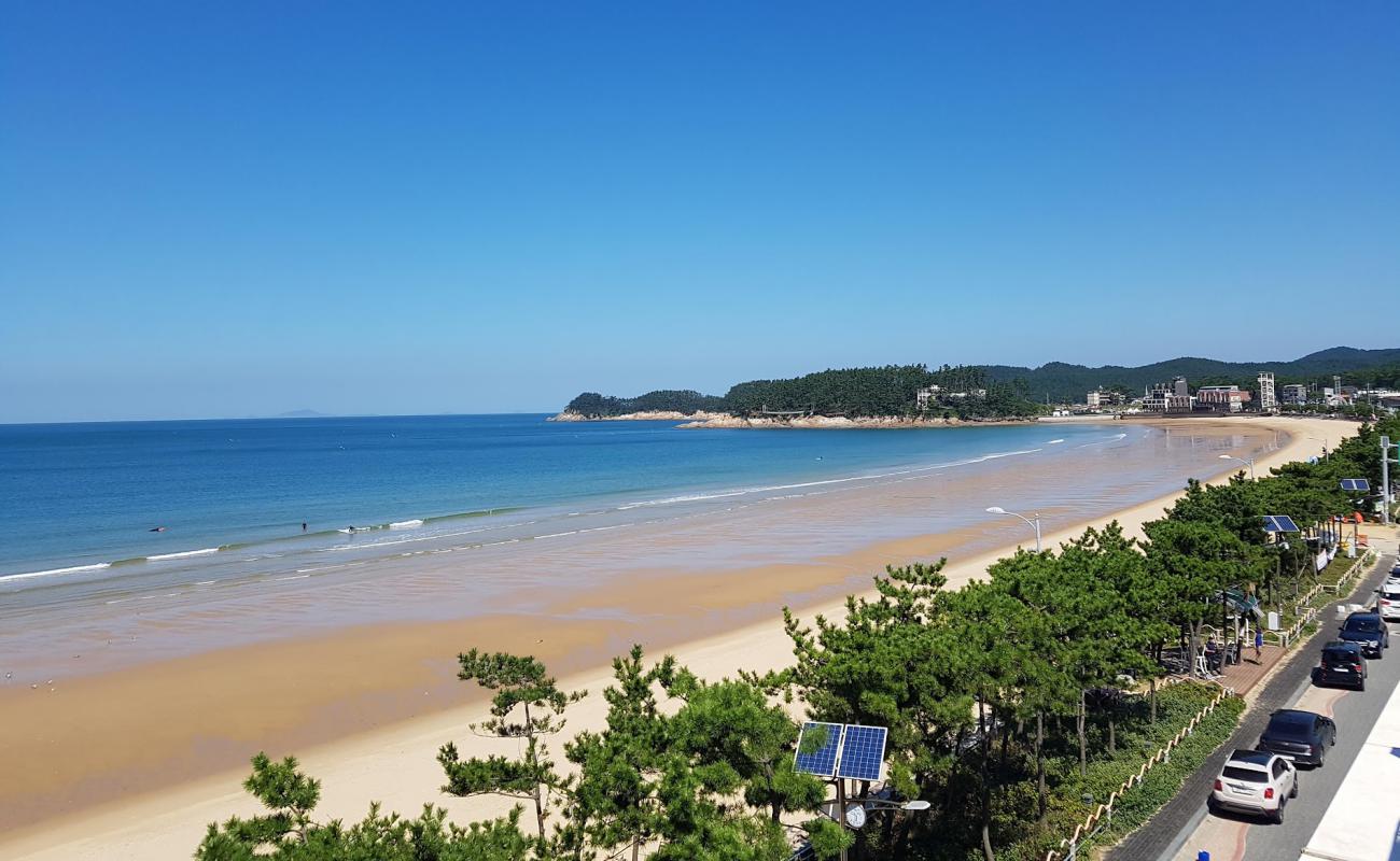 Фото Mallipo Beach с светлый песок поверхностью