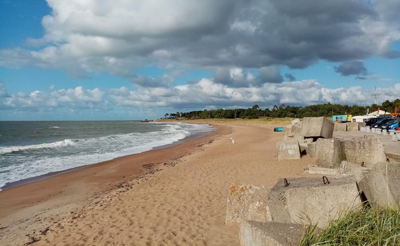 Фото Liepajas Ziemelu mols с светлый песок поверхностью