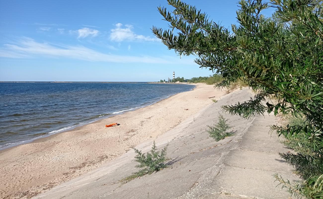 Фото Daugavgrivas pludmale с светлый песок поверхностью