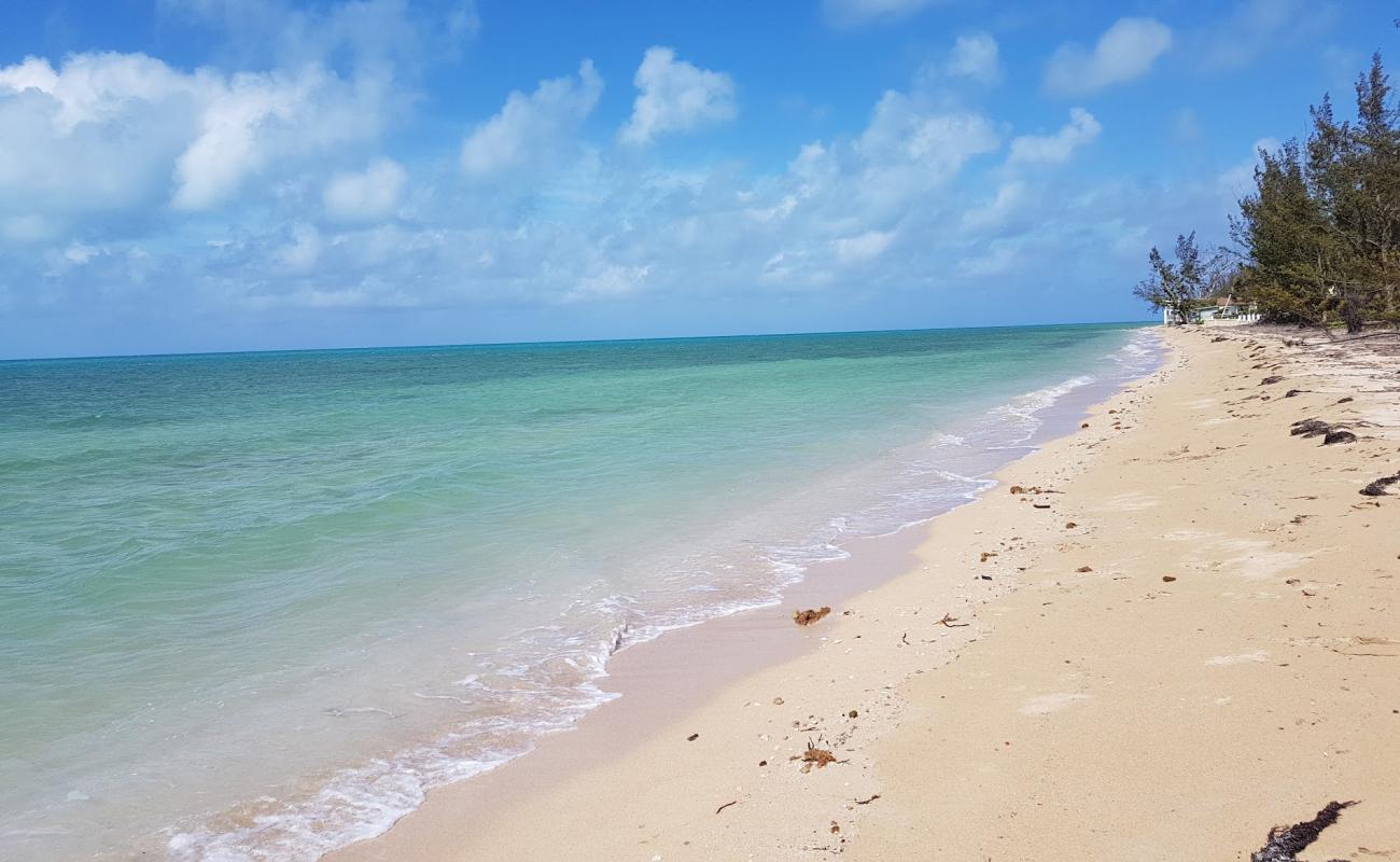 Фото Coral Harbour beach с золотистый песок поверхностью