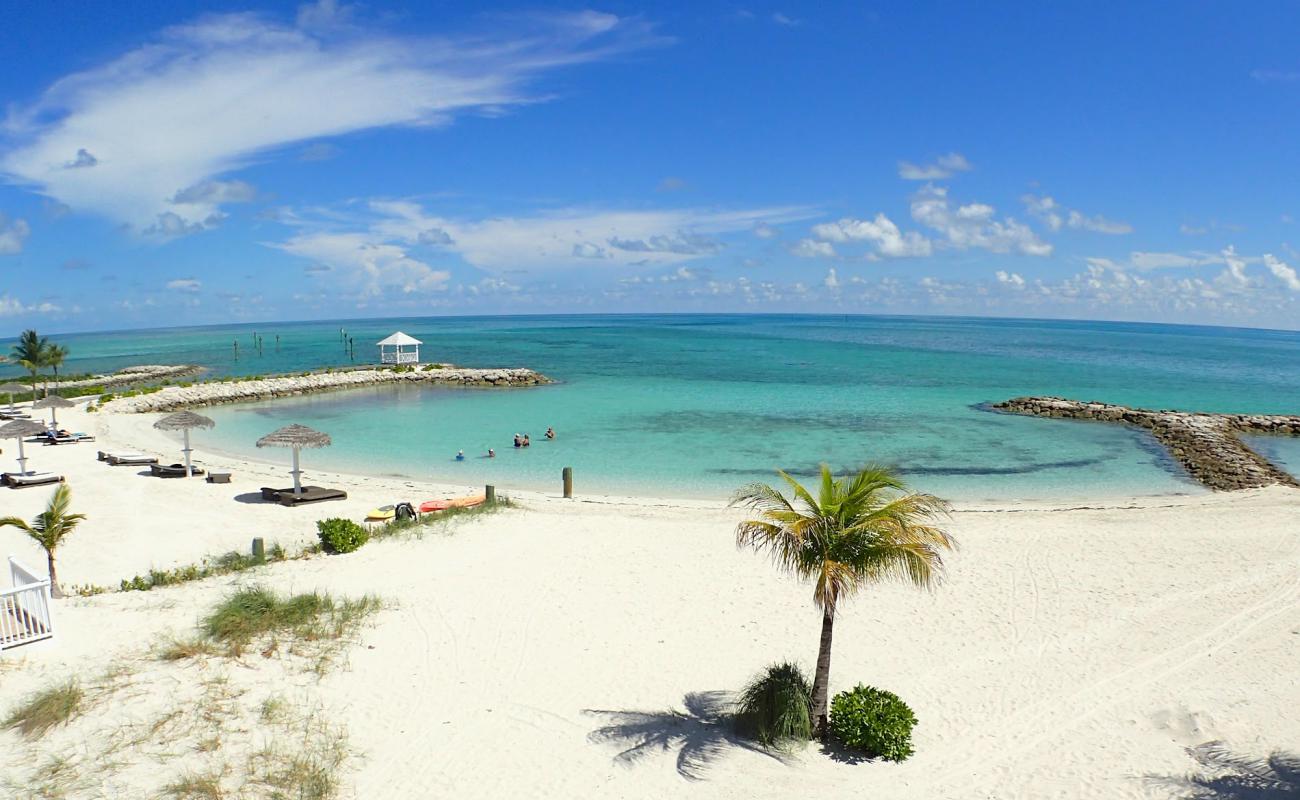 Фото Treasure Cove beach с золотистый песок поверхностью