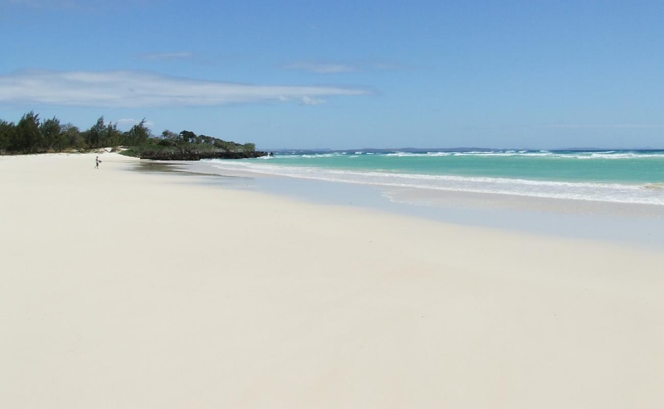 Фото Abakao Beach с золотистый песок поверхностью