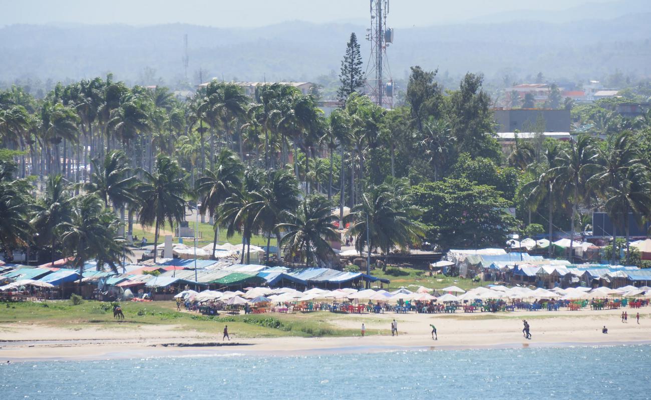 Фото Toamasina Beach с светлый песок поверхностью