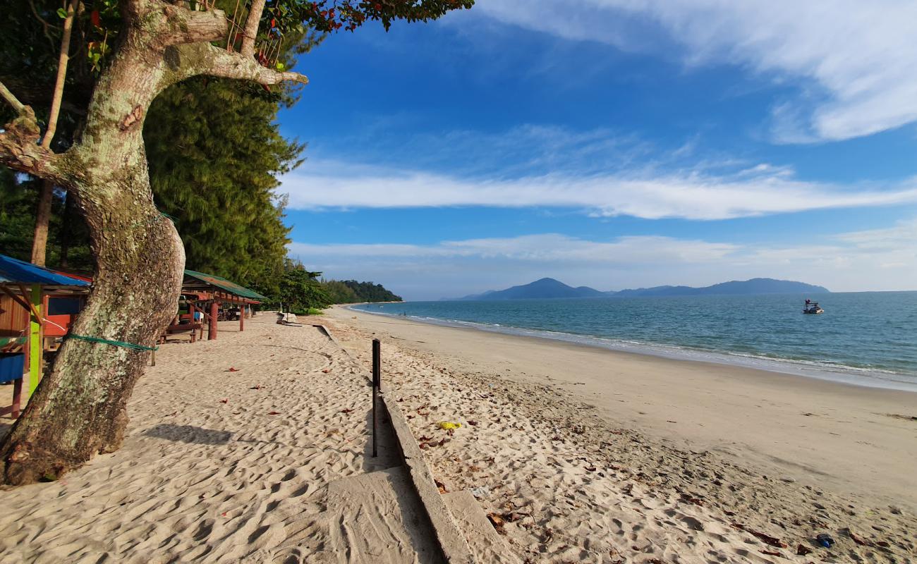 Фото Teluk Senangin Beach с золотистый песок поверхностью