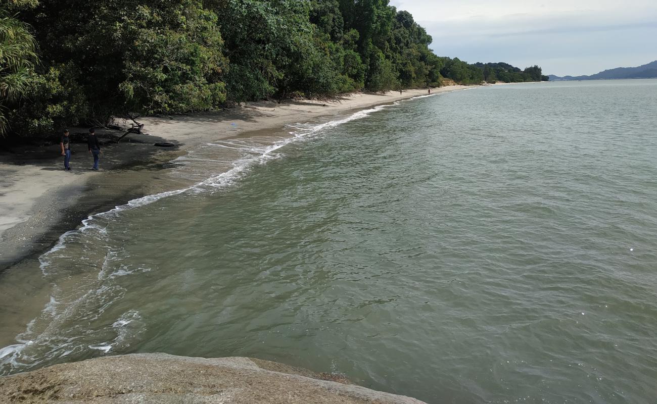 Фото Janggus Damai Laut Beach с светлый песок поверхностью