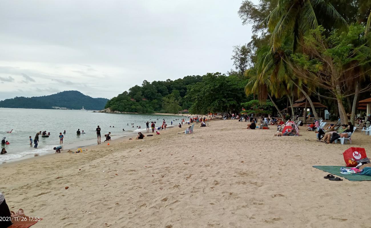 Фото Teluk Batik Beach с светлый песок поверхностью