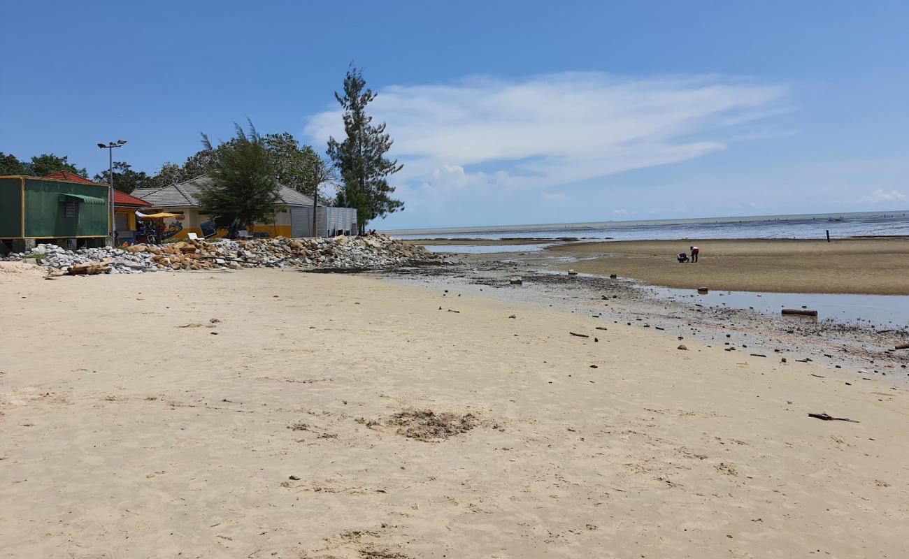 Фото Kelanang Beach с светлый песок поверхностью