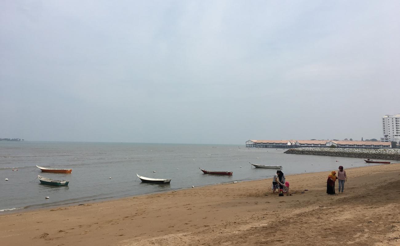 Фото Tanjong Gemok Beach с светлый песок поверхностью