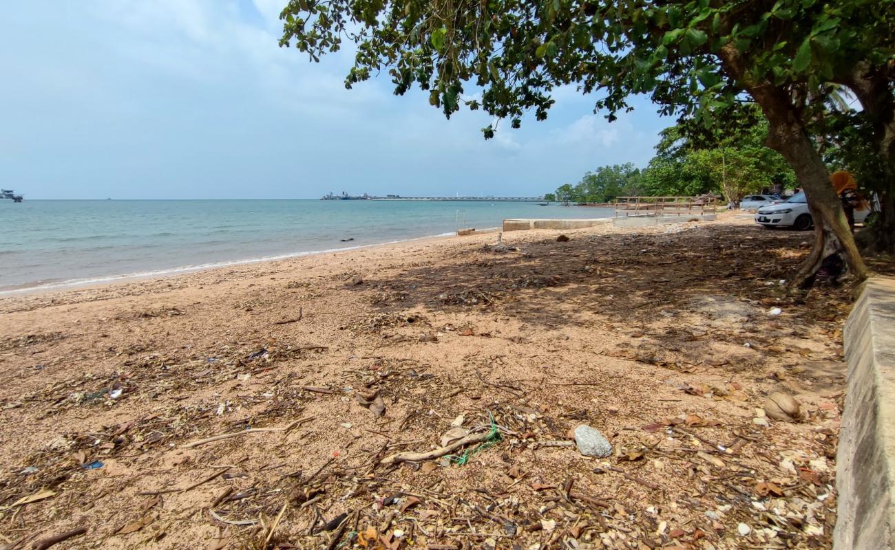 Фото Bahasa Kapor Beach с песок с камнями поверхностью