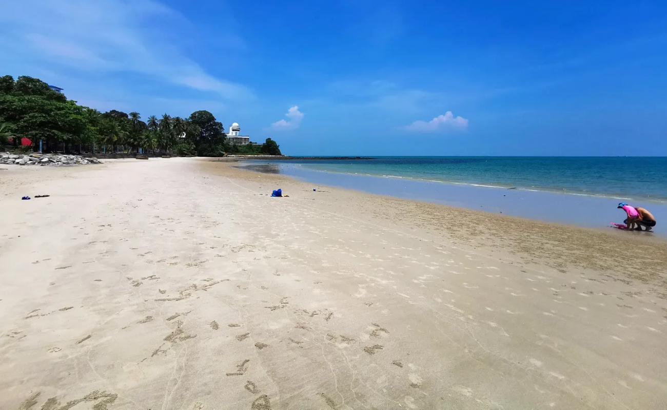 Фото Port Dickson Beach с золотистый песок поверхностью