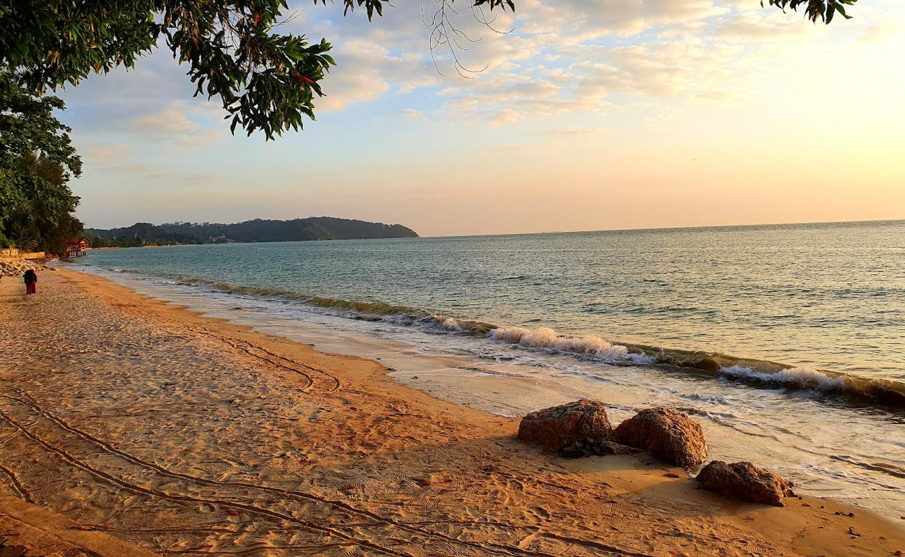 Фото Purnama Beach с светлый песок поверхностью