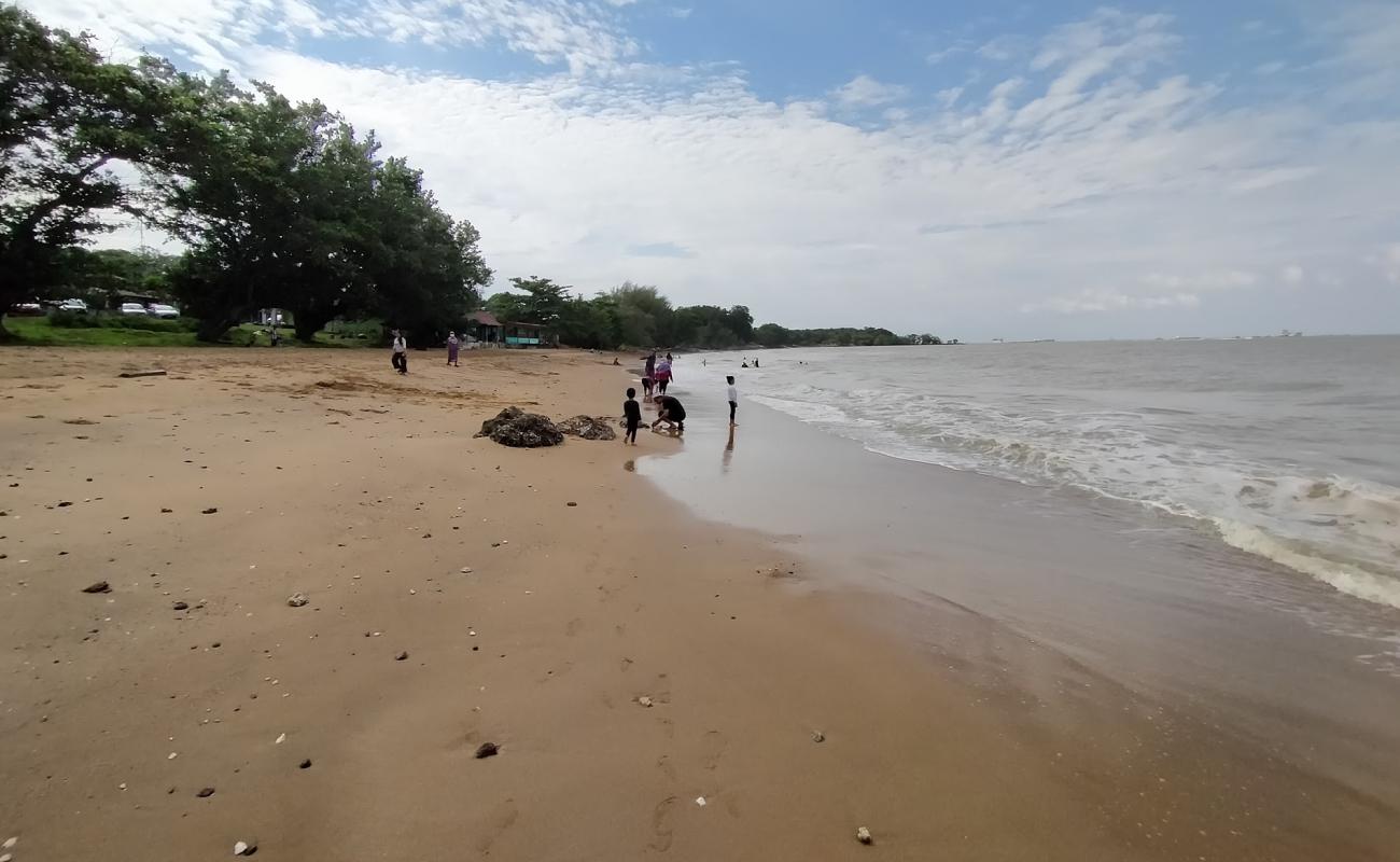 Фото Malacca Beach с светлый песок поверхностью