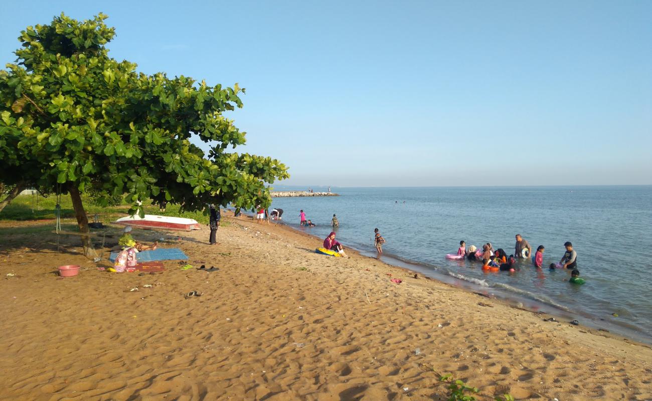 Фото Kuala Sungai Baru Beach с светлый песок поверхностью