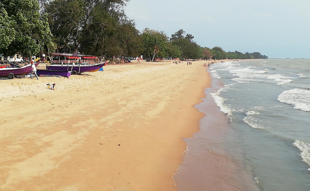 Фото Pengkalan Balak Melaka Beach с светлый песок поверхностью