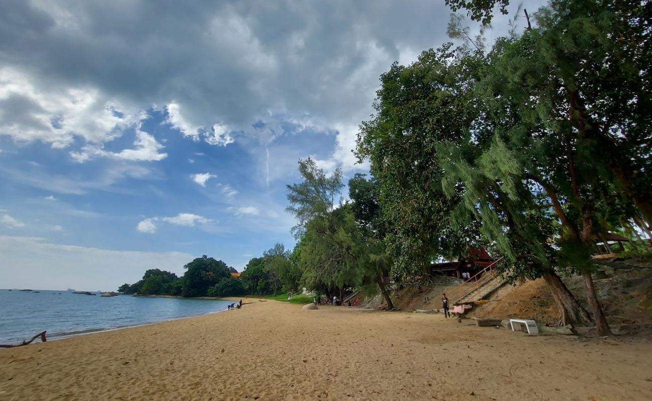 Фото Tanjung Bidara Beach с светлый песок поверхностью