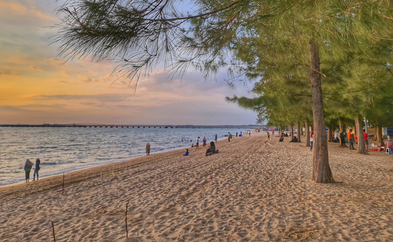 Фото Puteri Beach с светлый песок поверхностью