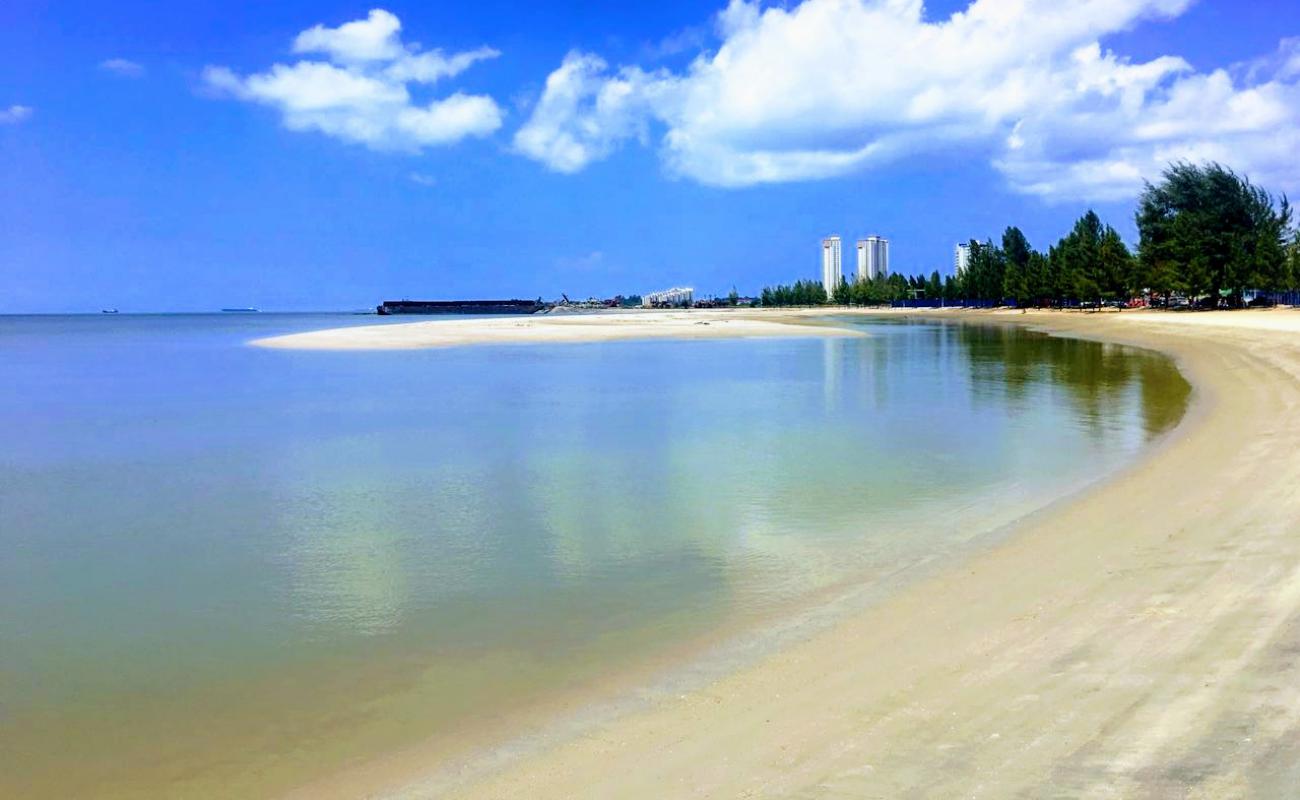 Фото Klebang Beach с светлый песок поверхностью