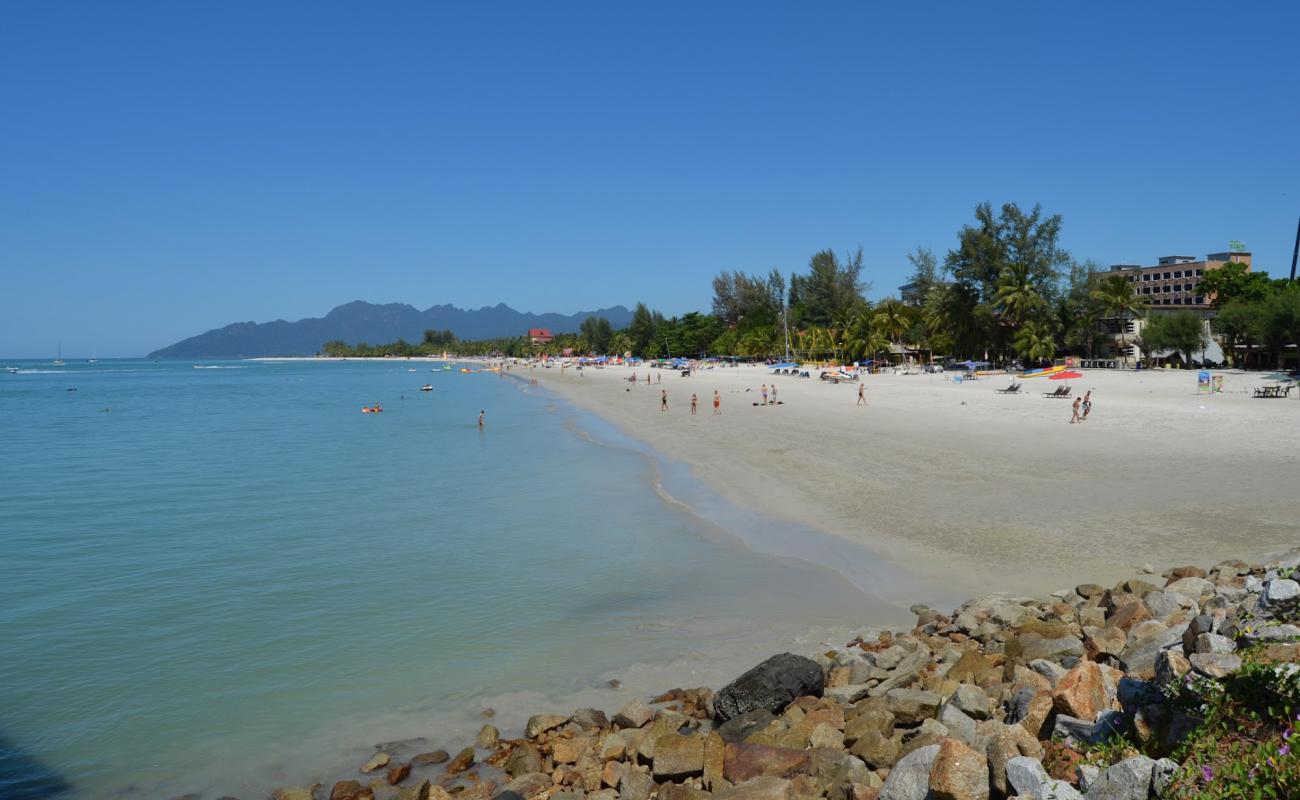 Фото Cenang Beach с золотистый песок поверхностью