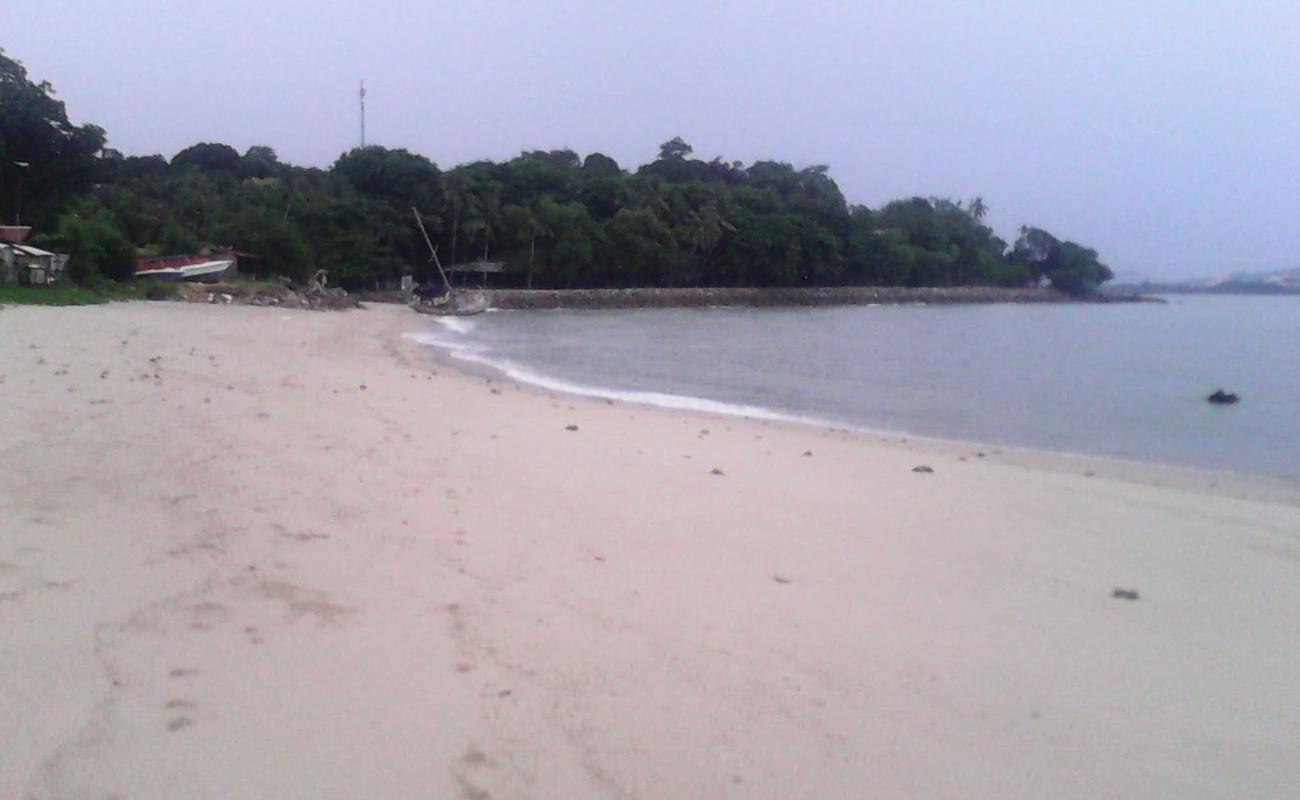 Фото Telok Nibong Beach с светлый песок поверхностью