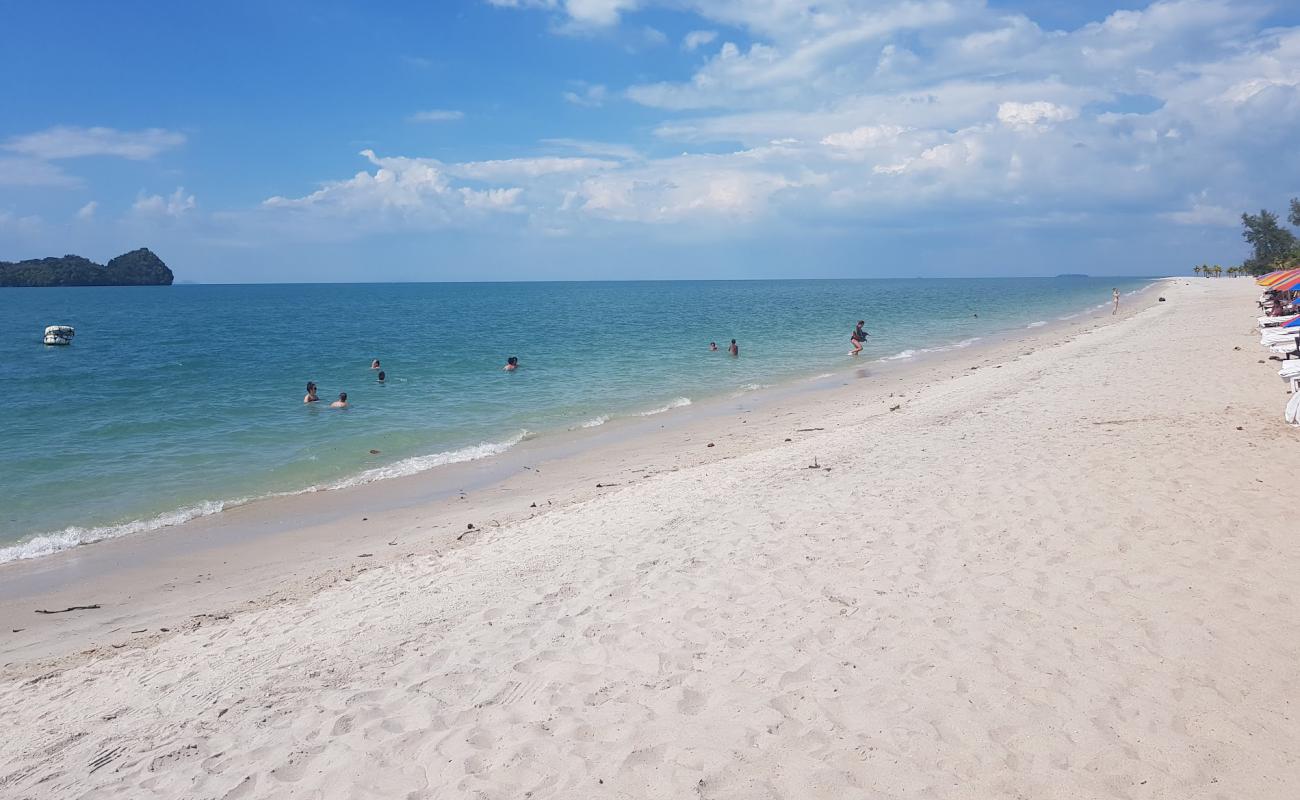 Фото Rekreasi Kastam Beach с светлый песок поверхностью