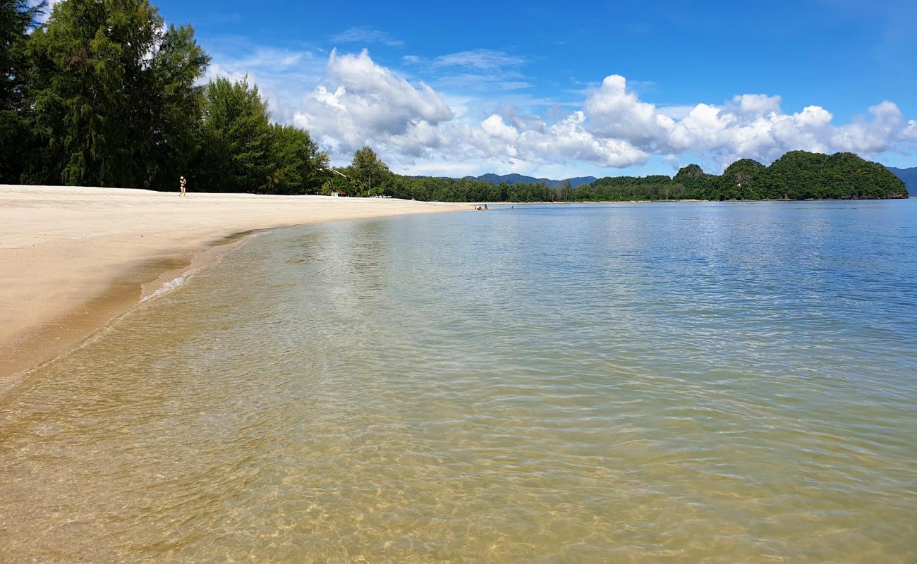 Фото Tanjung Rhu Beach с светлый песок поверхностью