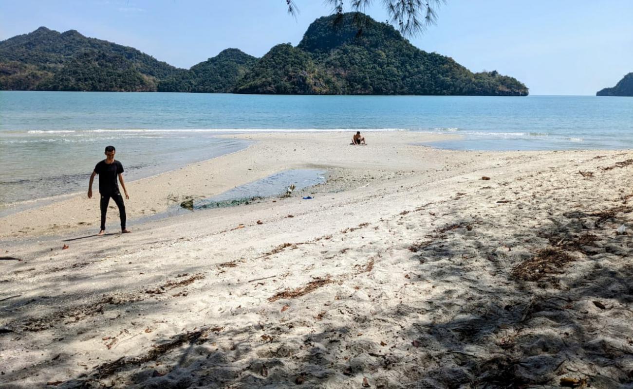 Фото Selat Pancur Beach с светлый песок поверхностью