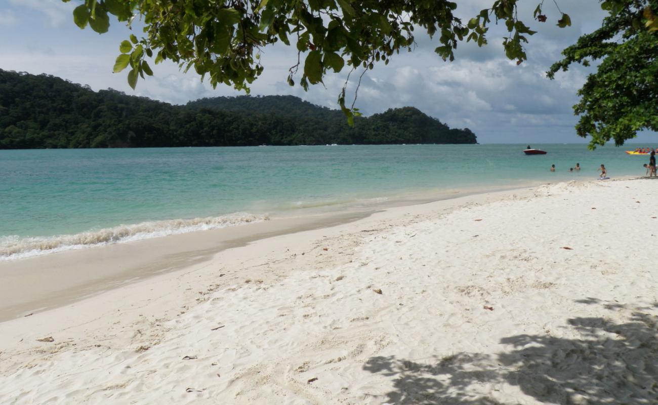 Фото Beras Basah Beach с светлый песок поверхностью