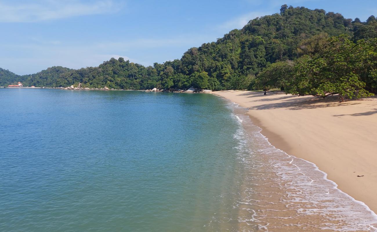 Фото Ketapang Beach с светлый песок поверхностью