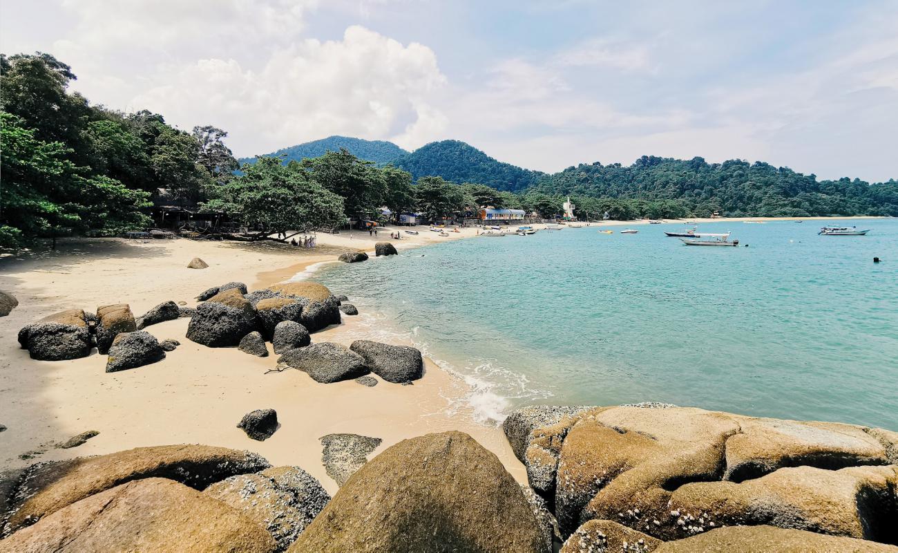 Фото Teluk Nipah Beach с светлый песок поверхностью