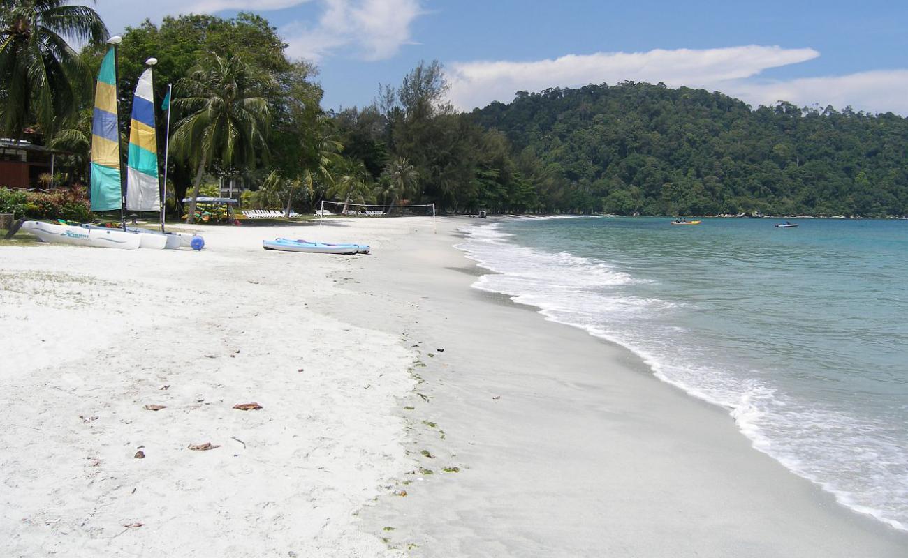 Фото Teluk Belanga Beach с светлый песок поверхностью