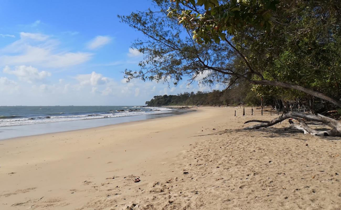 Фото Batu Layar Beach с светлый песок поверхностью