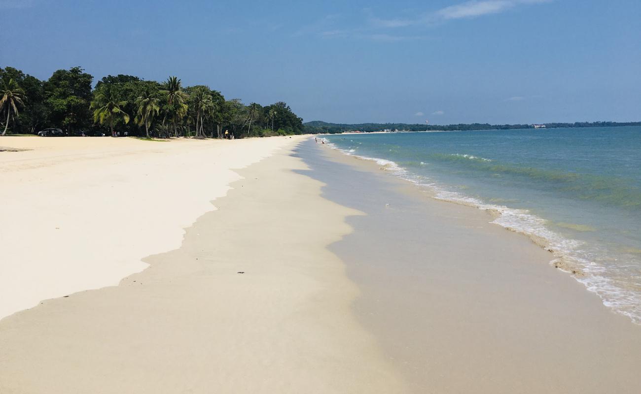 Фото Desaru Beach с светлый песок поверхностью