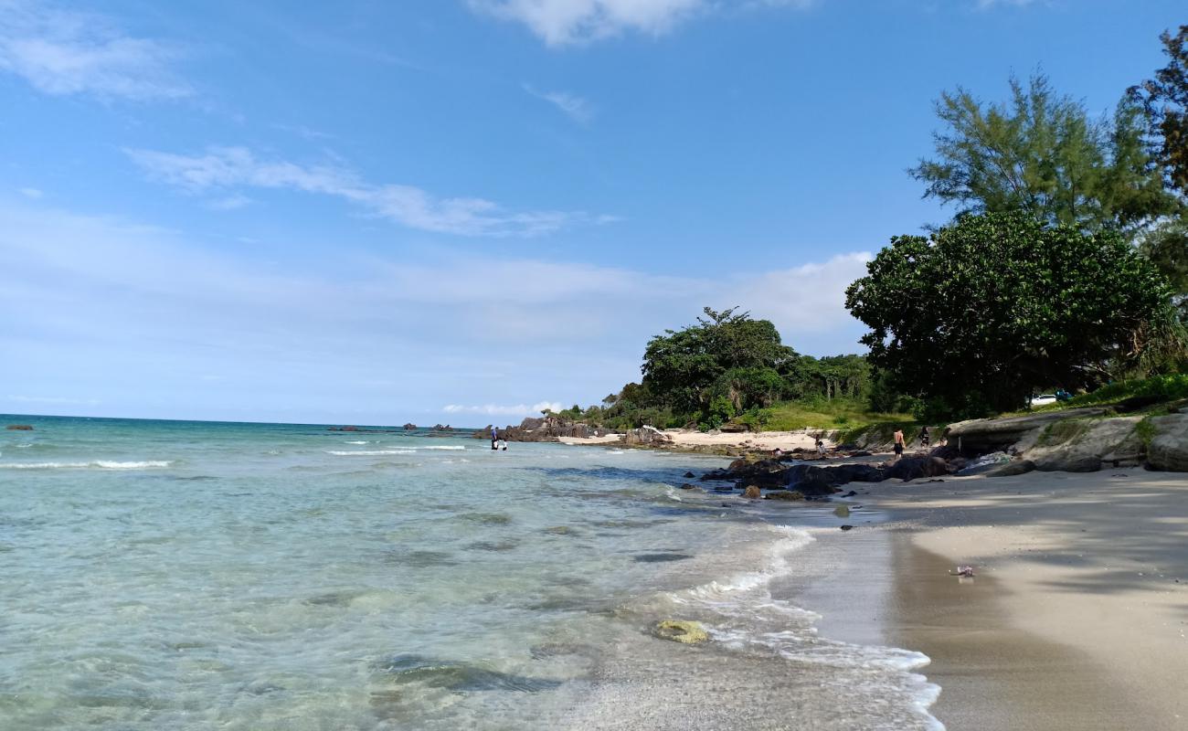 Фото Tanjung Buluh Beach с светлый песок поверхностью