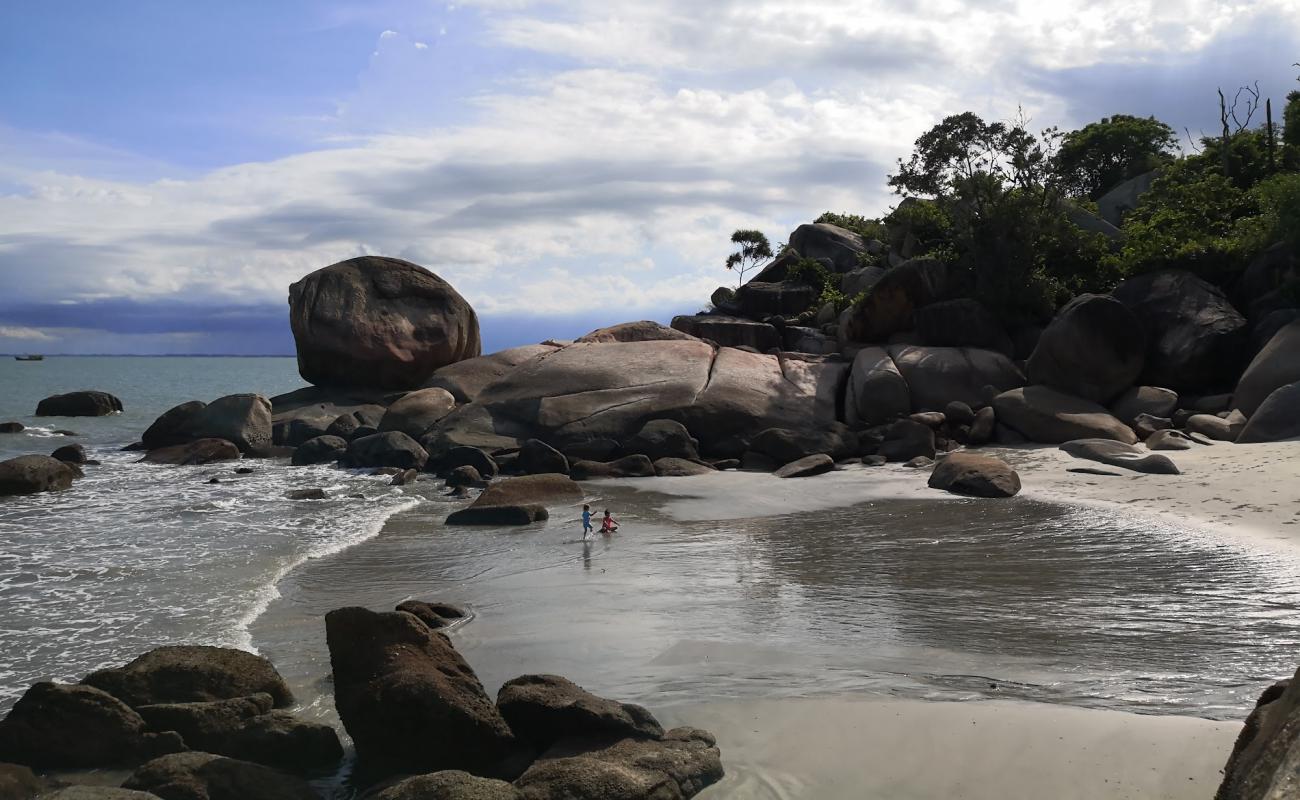 Фото Tanjung Tembeling Beach с светлый песок поверхностью