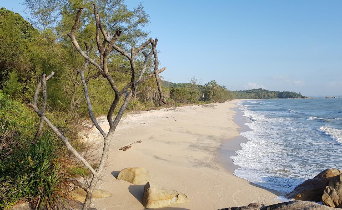 Фото Pelindung Beach с светлый песок поверхностью