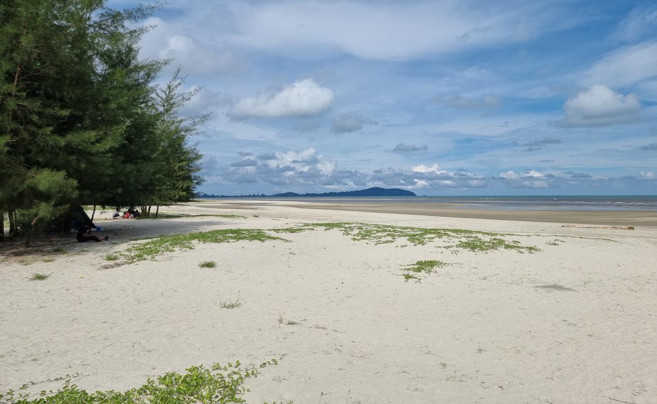 Фото Balok Beach с серый песок поверхностью