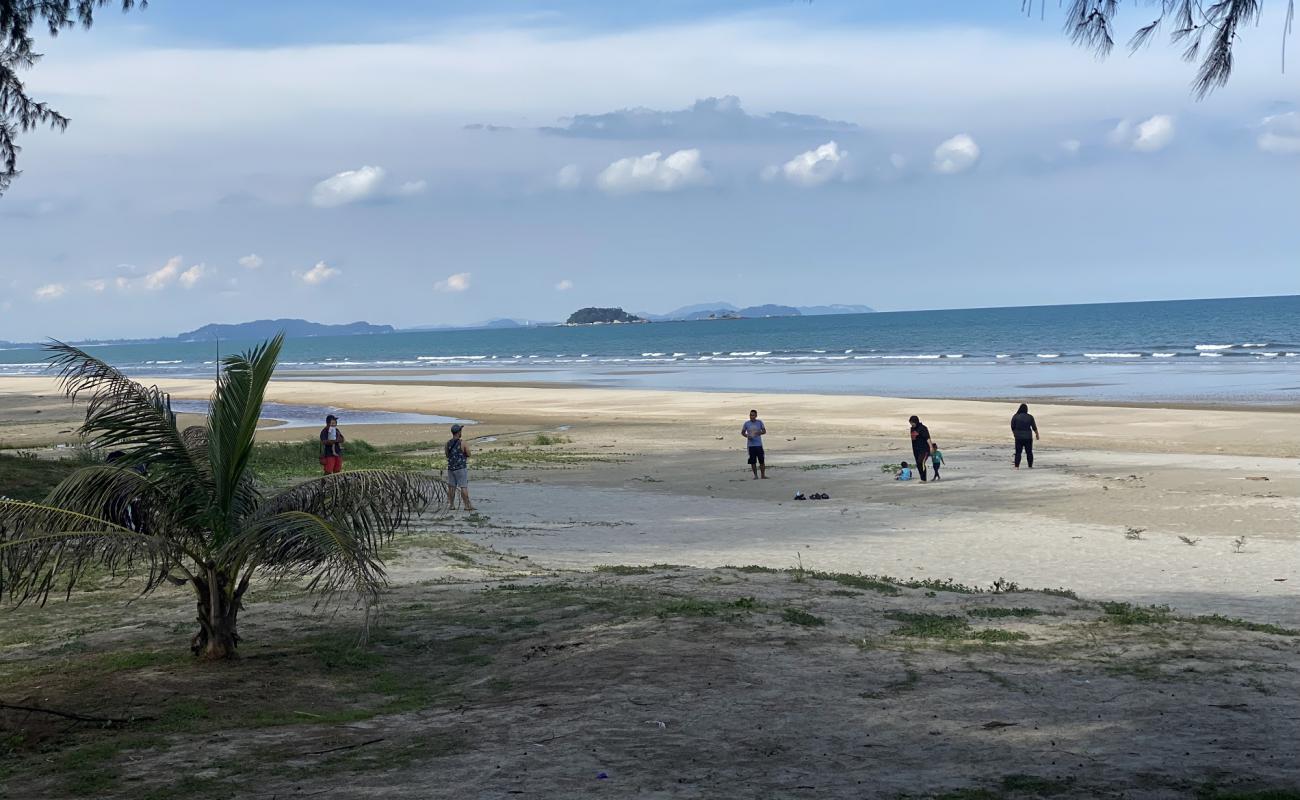 Фото Gebeng Kampung Beach с серый песок поверхностью