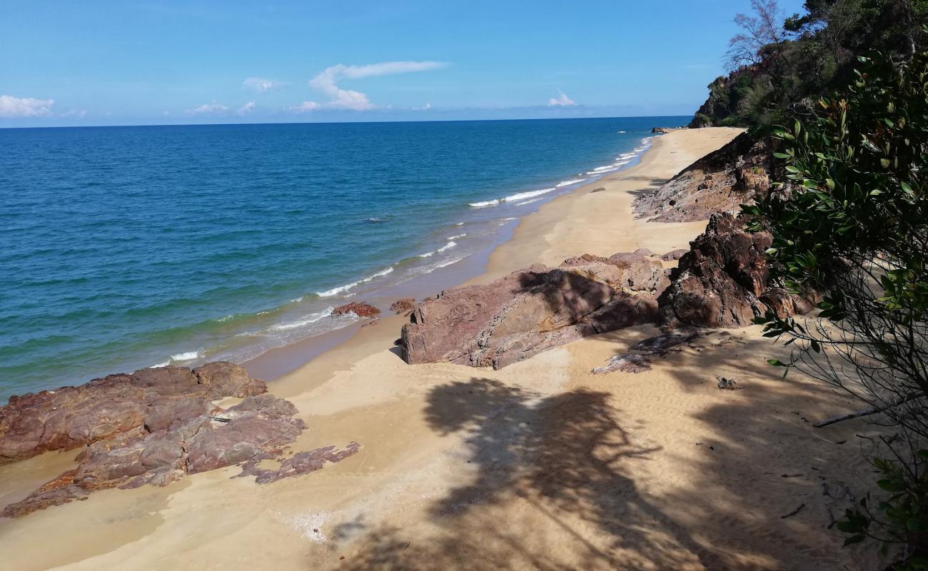 Фото Teluk Mak Nik Beach с светлый песок поверхностью