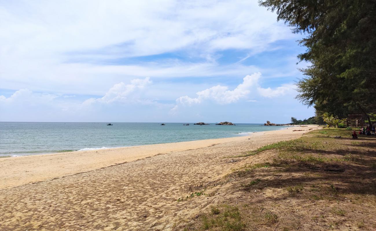 Фото Kijal Penunjok Beach с светлый песок поверхностью