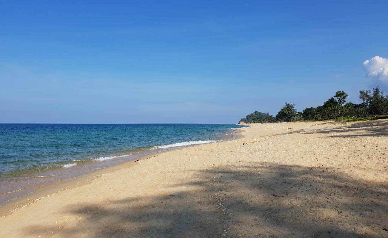 Фото Telekom Kemasik Beach с светлый песок поверхностью