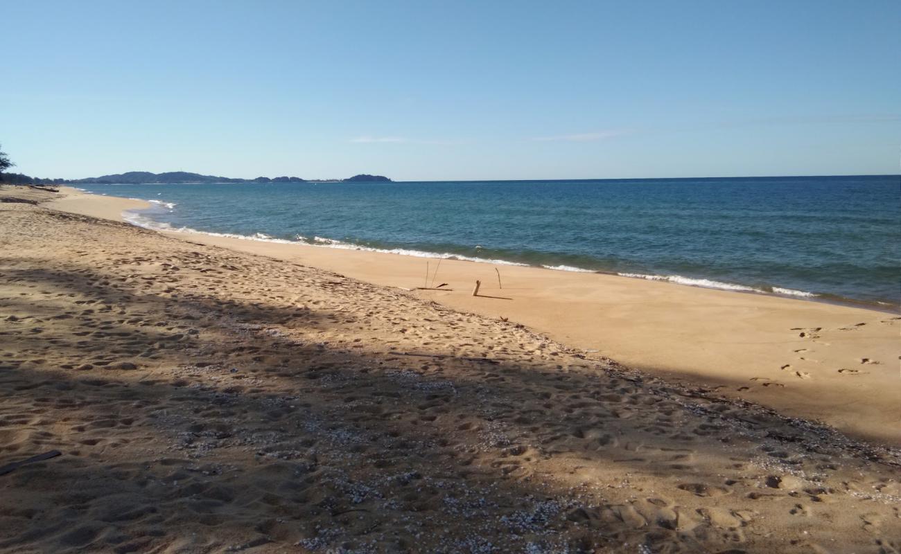 Фото Sura Beach с светлый песок поверхностью