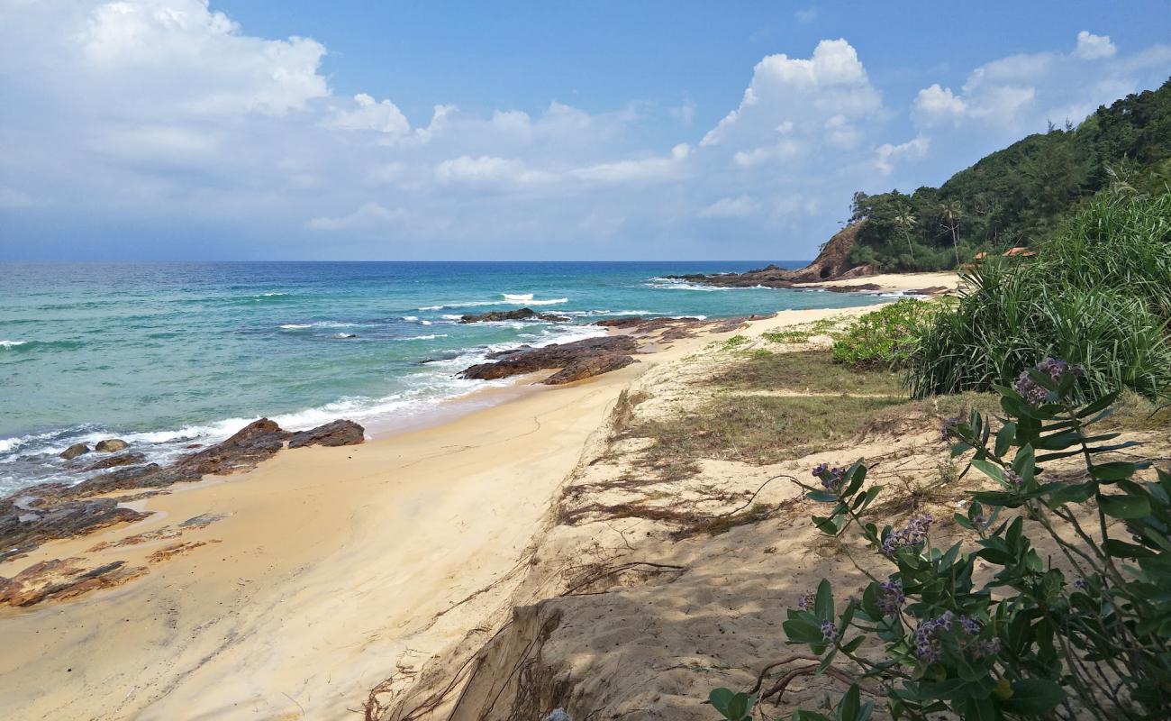 Фото Teluk Bidara Beach с светлый песок поверхностью