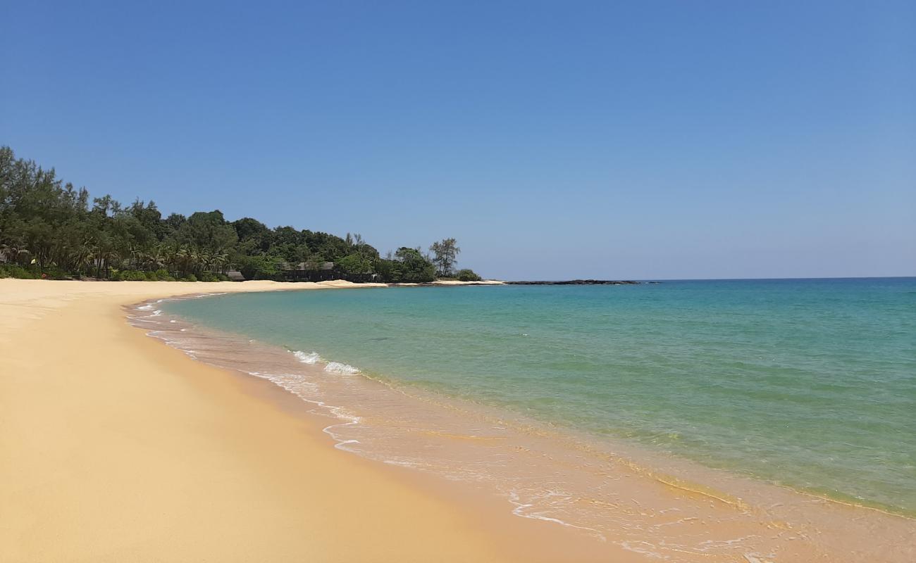 Фото Tanjung Jara Beach с светлый песок поверхностью