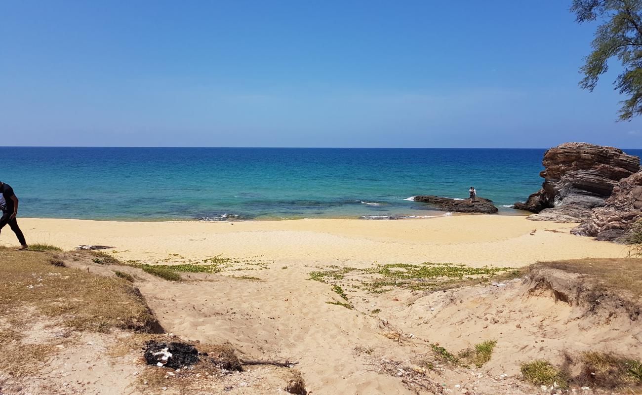 Фото Batu Pelanduk Beach с светлый песок поверхностью