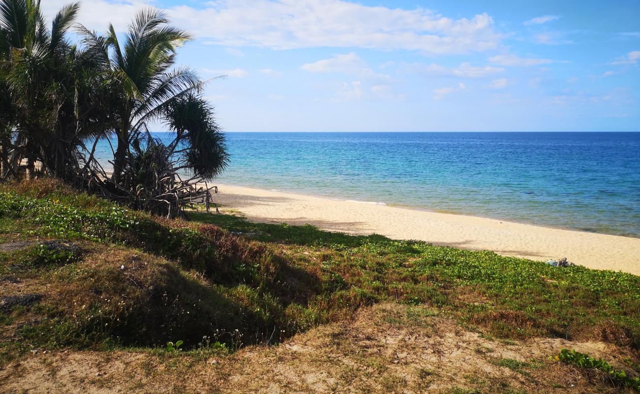 Фото Rantau Abang Beach с светлый песок поверхностью