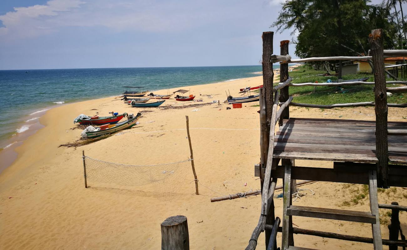 Фото Jambu Bongkok Beach с светлый песок поверхностью