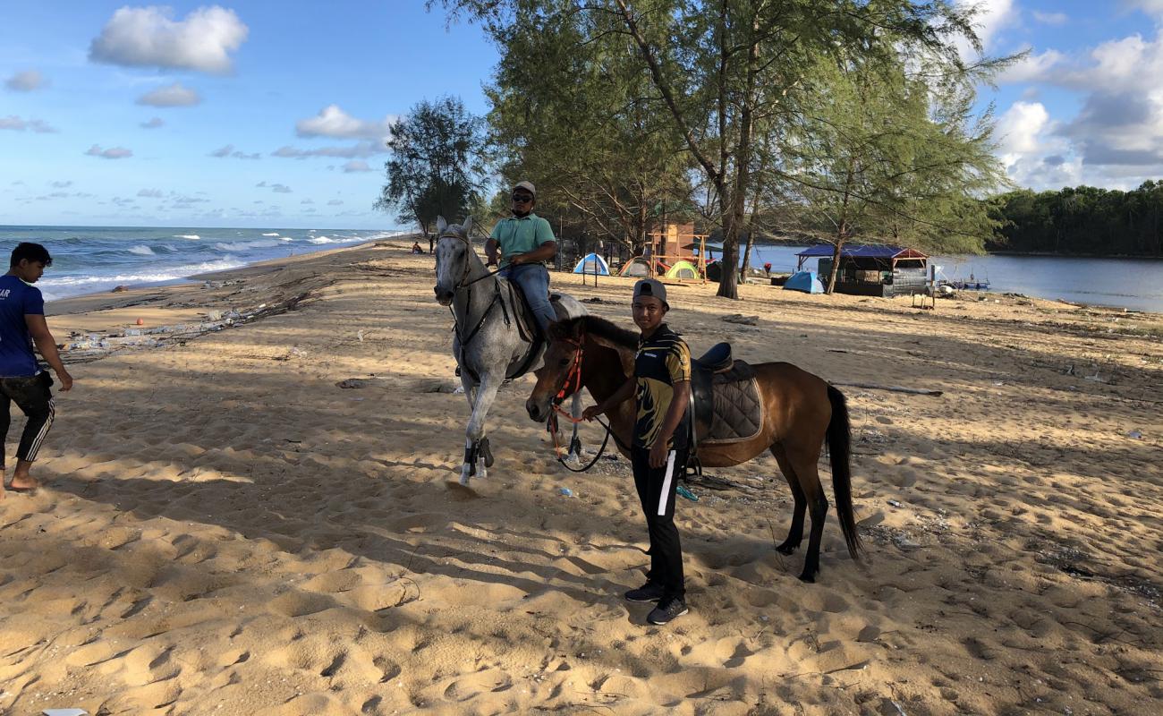 Фото Merchang Beach с светлый песок поверхностью