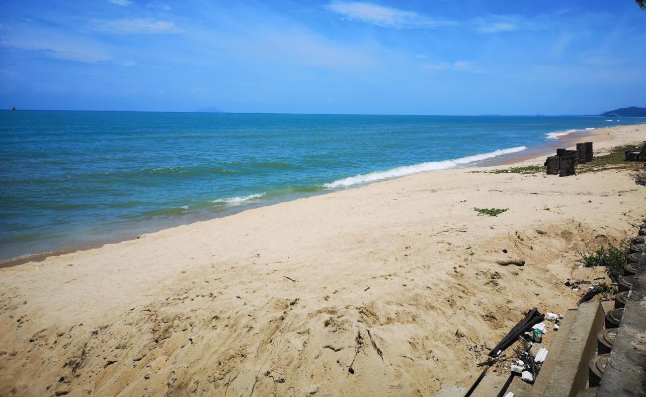 Фото Penarik Beach с светлый песок поверхностью