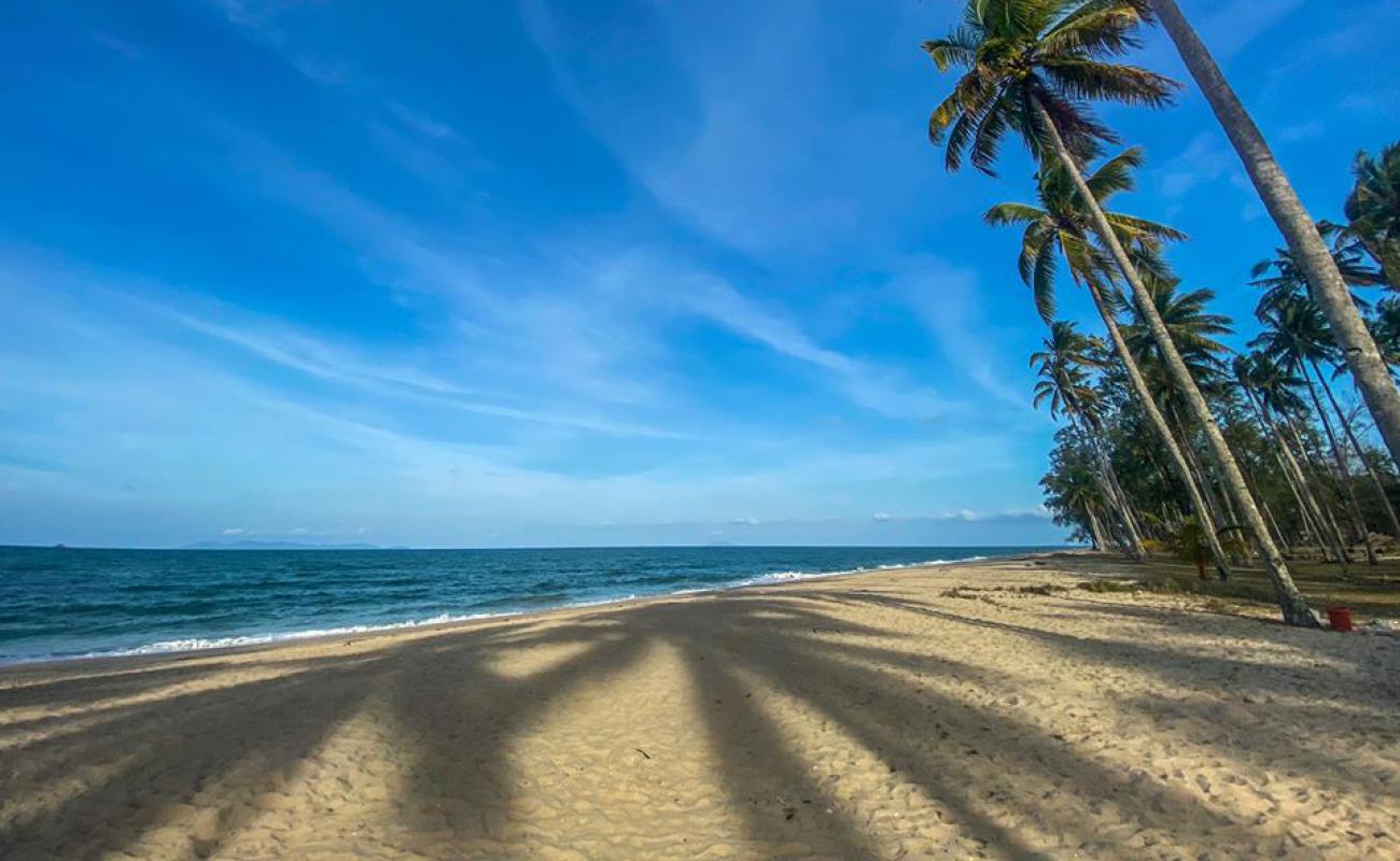 Фото Penarik Beach II с светлый песок поверхностью