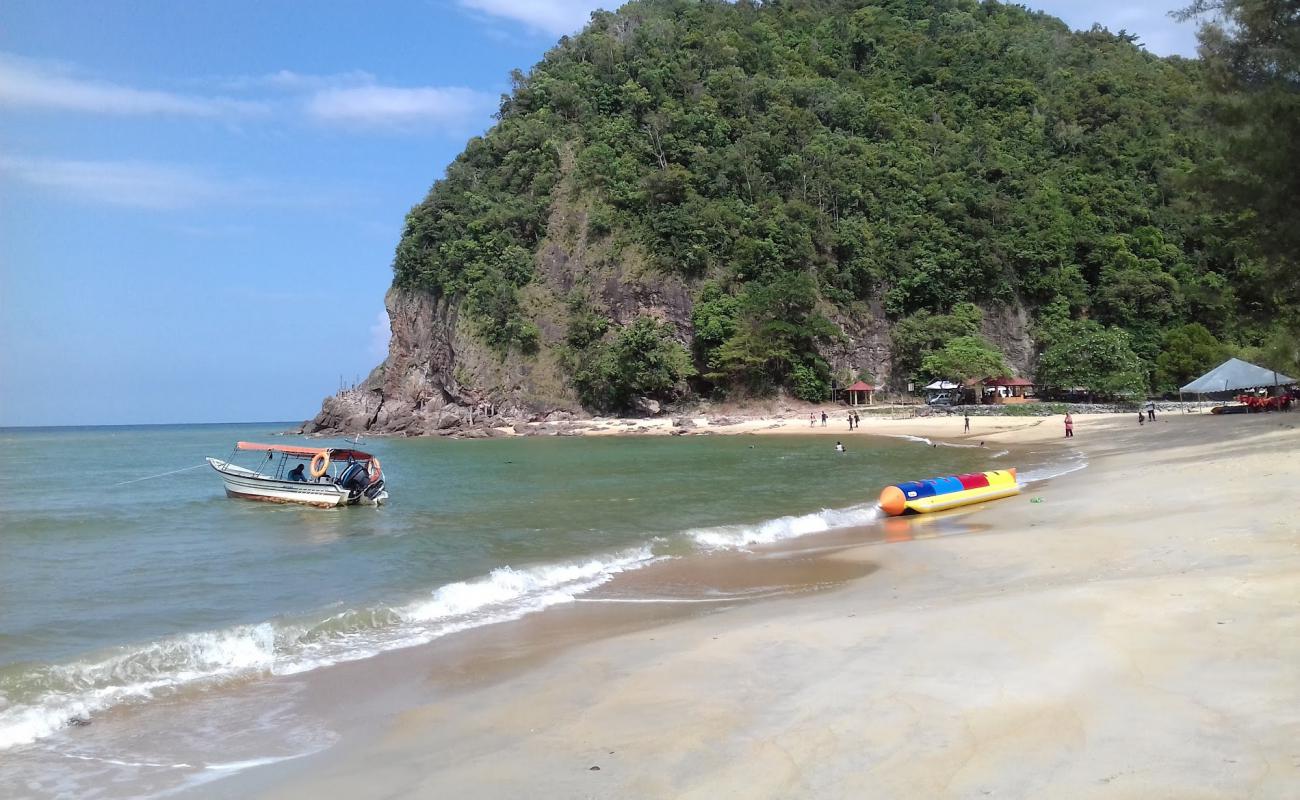 Фото Bukit Keluang Beach с светлый песок поверхностью